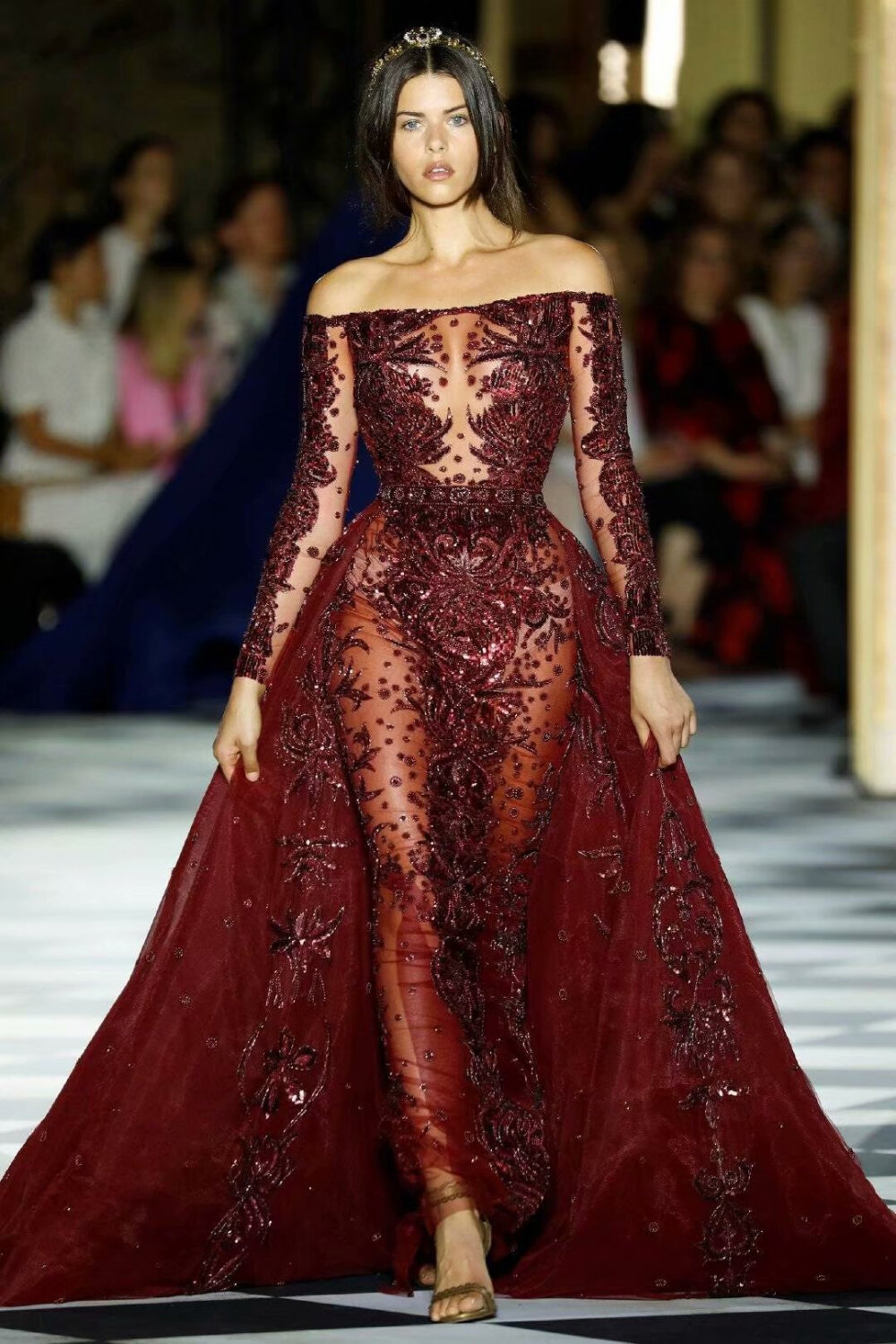 时尚 | 红。
“桀骜妩媚的玫瑰”。
Zuhair Murad