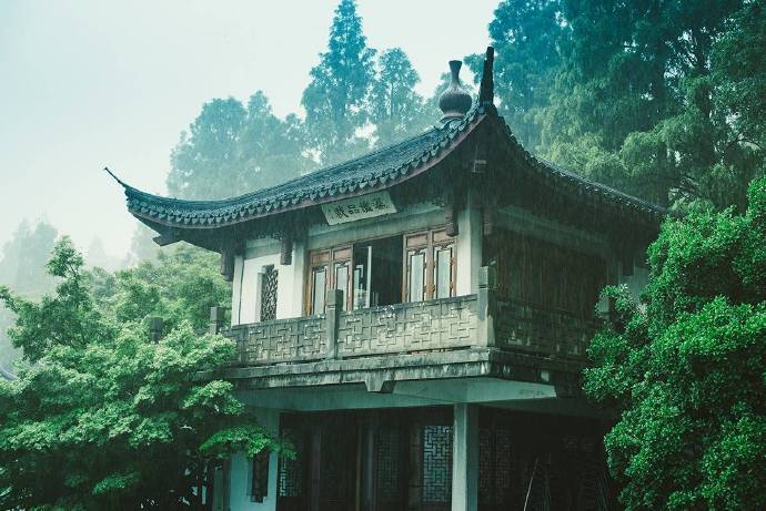 枕上诗书闲处好，门前风景雨来佳。