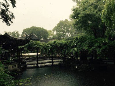 枕上诗书闲处好，门前风景雨来佳。