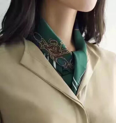 绿色丝巾配黑色衣服，好看