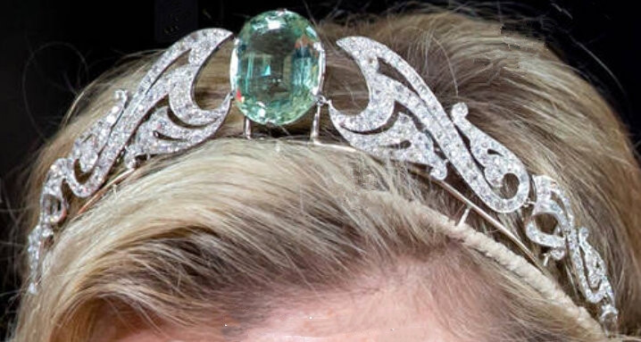 #珠宝#The Wessex Aquamarine Tiara/Necklace 这顶海蓝宝石&钻石Tiara，是威塞克斯伯爵夫人苏菲近年来佩戴次数最多的一顶，最早见她佩戴出镜是在2005年，外网大神指出Tiara是出自珠宝商G.Collins and Sons之手，而且是苏菲自己所有的。Tiara的正中央镶嵌着一颗椭圆形的海蓝宝石，两侧是卷动的钻石设计，2006年的时候苏菲还曾将它拆下来当项链戴过一次，两种不同戴法效果都很不错。