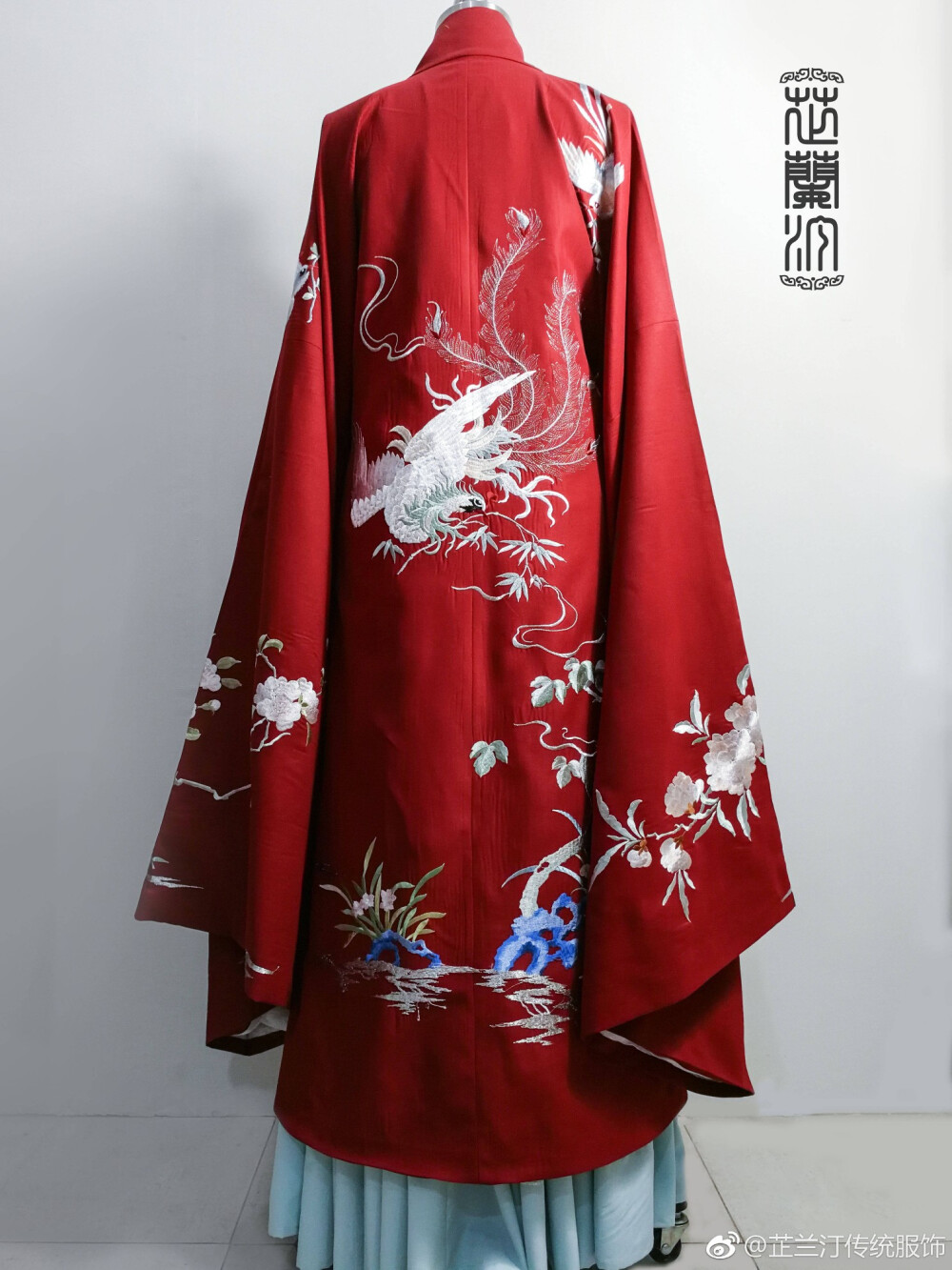 【芷兰汀传统服饰】山海经栖梧·披风
《庄子·秋水》云:"南方有鸟，其名为鹓鶵，子知之乎?夫鹓鶵发于南海而飞于北海，非梧桐不止，非练实不食,非醴泉不饮。披风绣花为鹓鶵口衔竹枝，盘旋于醴泉边的梧桐树上空。
◆牡丹红
◆鱼肚白 