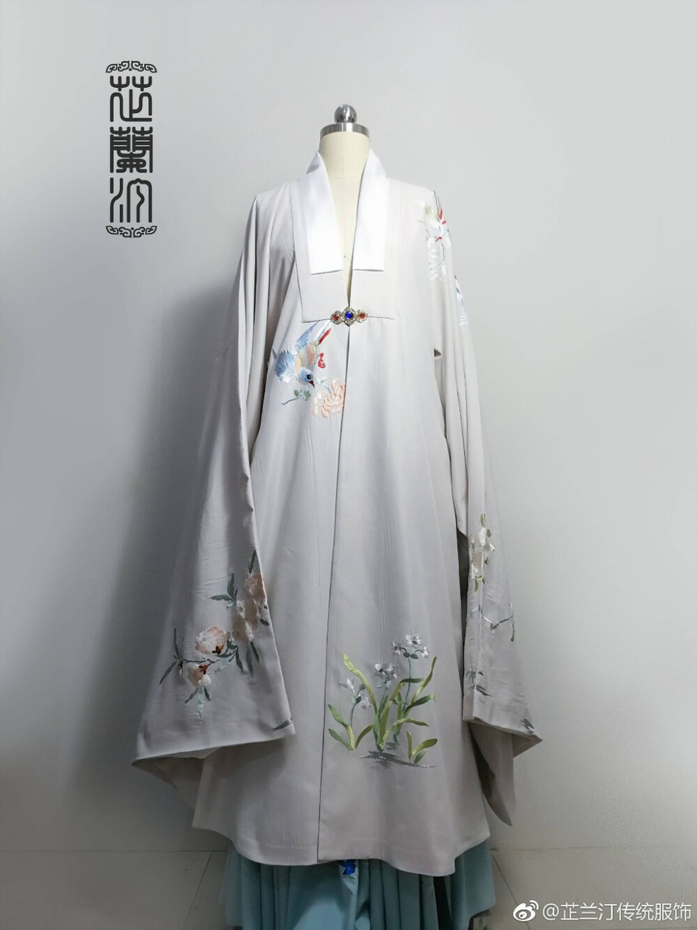 【芷兰汀传统服饰】山海经栖梧·披风
《庄子·秋水》云:"南方有鸟，其名为鹓鶵，子知之乎?夫鹓鶵发于南海而飞于北海，非梧桐不止，非练实不食,非醴泉不饮。披风绣花为鹓鶵口衔竹枝，盘旋于醴泉边的梧桐树上空。
◆牡丹红
◆鱼肚白 