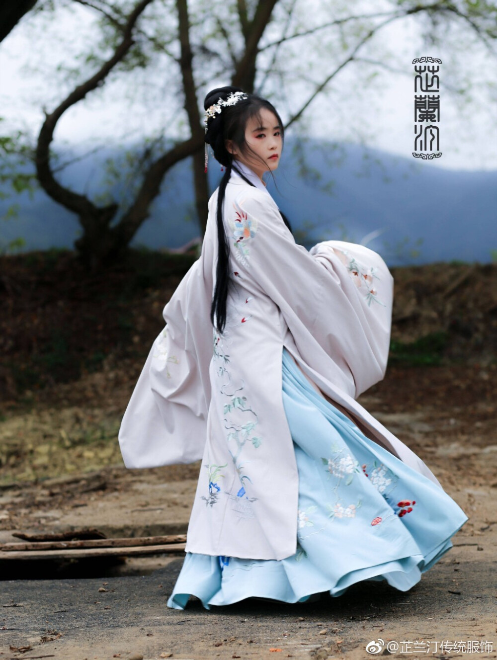 【芷兰汀传统服饰】山海经栖梧·披风
《庄子·秋水》云:"南方有鸟，其名为鹓鶵，子知之乎?夫鹓鶵发于南海而飞于北海，非梧桐不止，非练实不食,非醴泉不饮。披风绣花为鹓鶵口衔竹枝，盘旋于醴泉边的梧桐树上空。
◆牡丹红
◆鱼肚白 