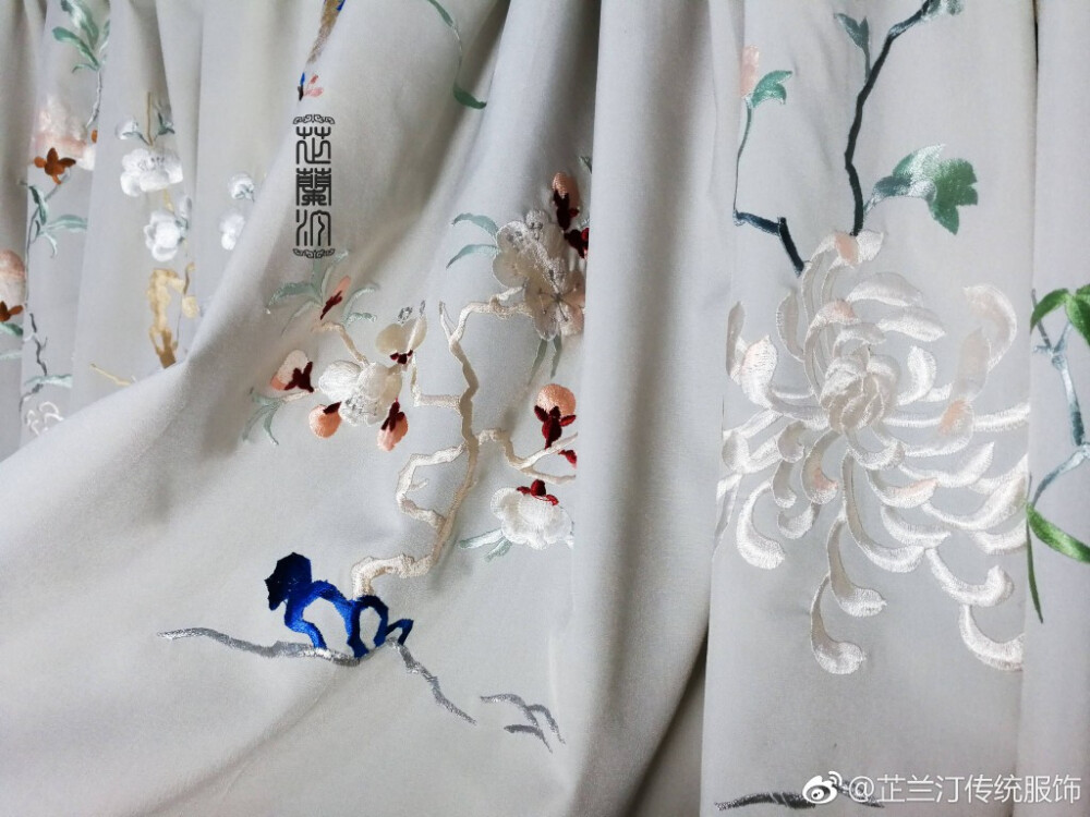 【芷兰汀传统服饰】一片式褶裙/百迭裙——四时令
四序同春，花灼叶蓁。
裙摆一圈共绣四时花卉八组十六枝，分别为：白梅春兰、海棠芍药、秋菊茨菰、桃花佛手、夏荷春杏、绣球红梅、玉兰水仙、月桂石榴。
◆雨过天青
◆鱼肚白 