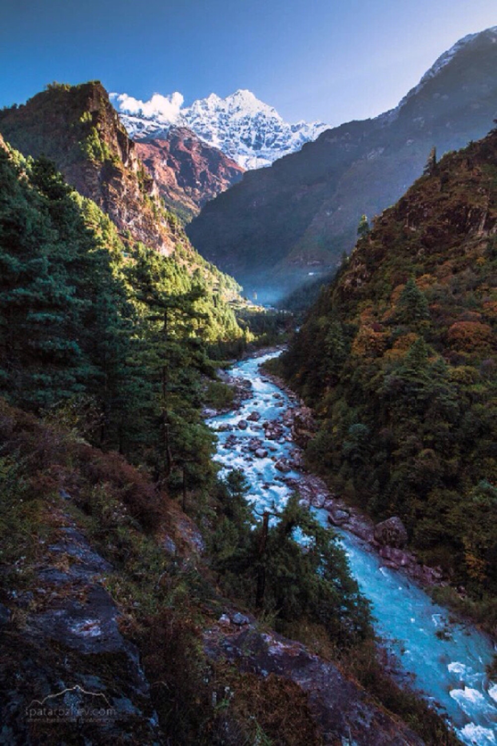 Dudh Koshi, Himalaya, Nepal。尼泊尔喜马拉雅山Dudh Kosi河(俗称牛奶河)。尼泊尔被誉为“徒步者的天堂”，有着世界上最多、最好、最美、最完善的徒步路线。观光线路基本上沿着夏尔巴人聚居的村落展开，主轴是由北向南横穿景区的Dudh Kosi河，这条河发源于几大高峰下的冰川，有4条主要支流，每条支流都是独立景区，从右向左依次是：洛子峰景区、珠峰景区、卓奥友峰景区、南纳帕拉景区。