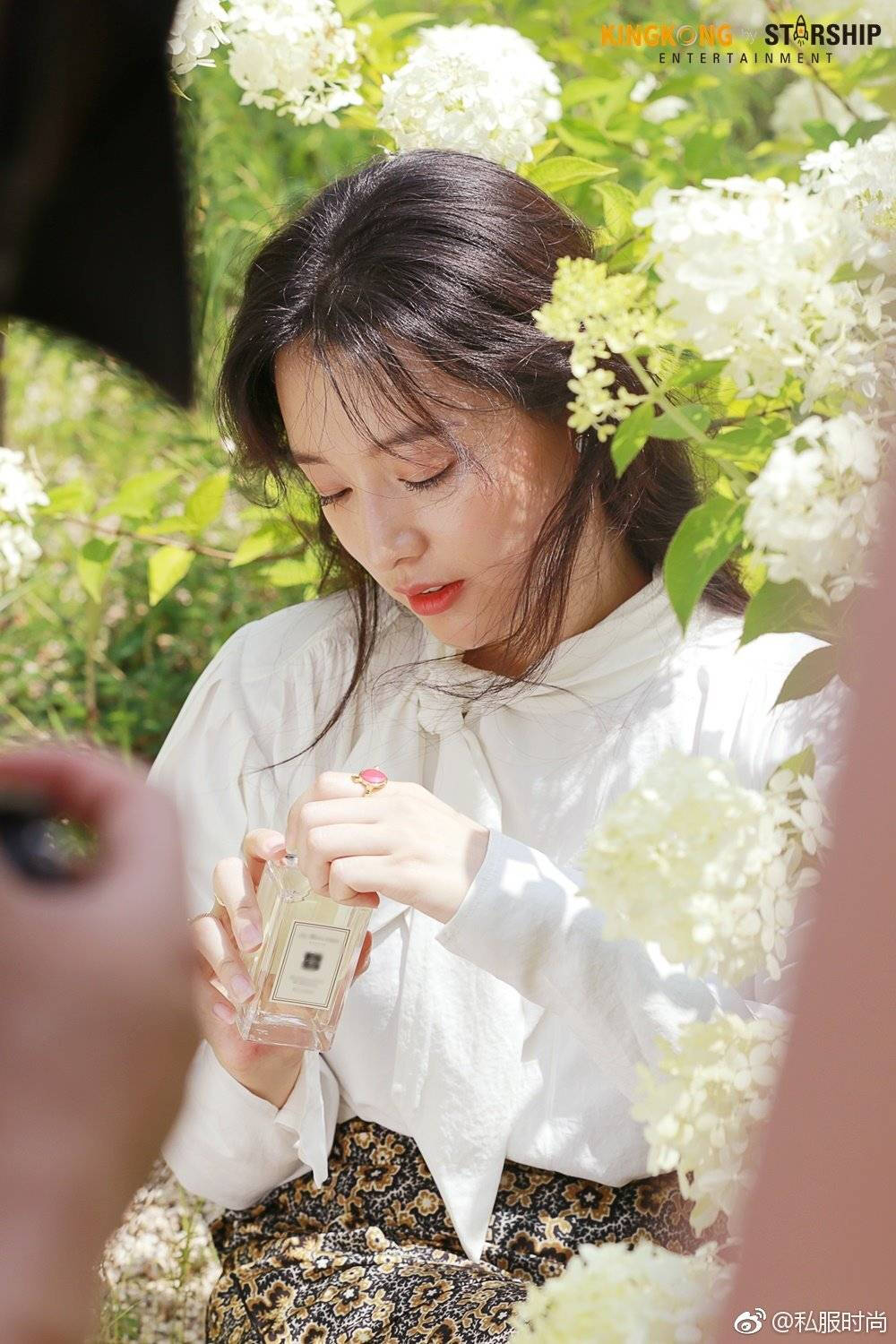 金智媛#花儿与美人,绝美的侧颜,让人眼前一亮