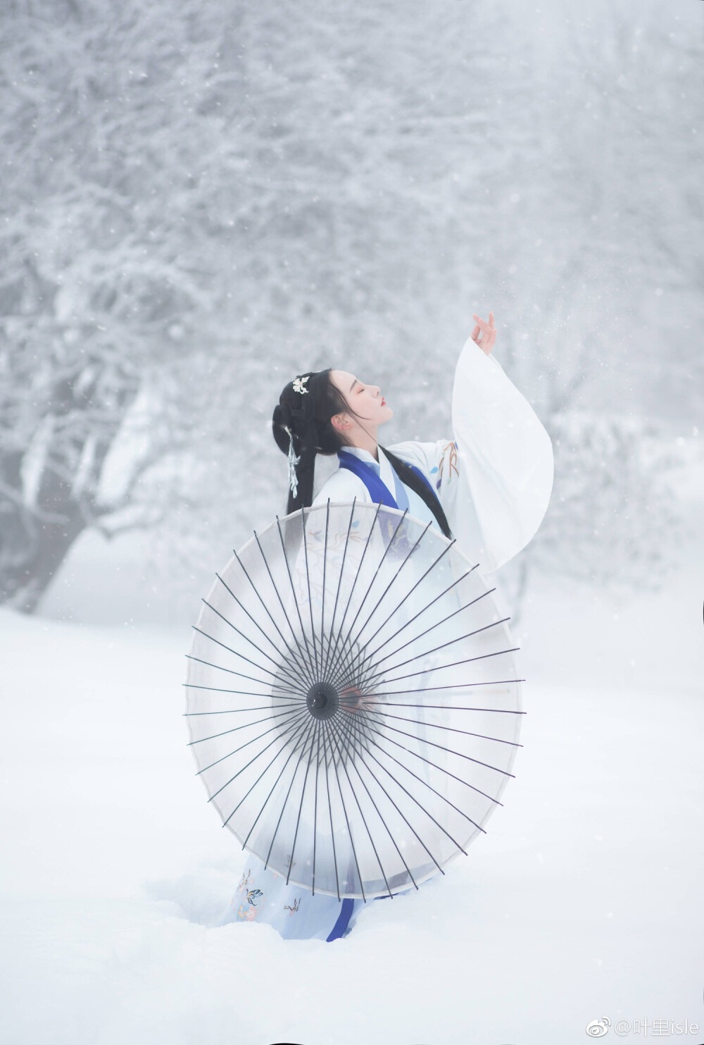 ——
我托人间寄讯 邀雪称庆
为你捎来清佳冬令
摄影 @叶里isle
出镜 @-芝月-
#成都约拍##长沙约拍##汉服写真##深圳约拍# ​​​