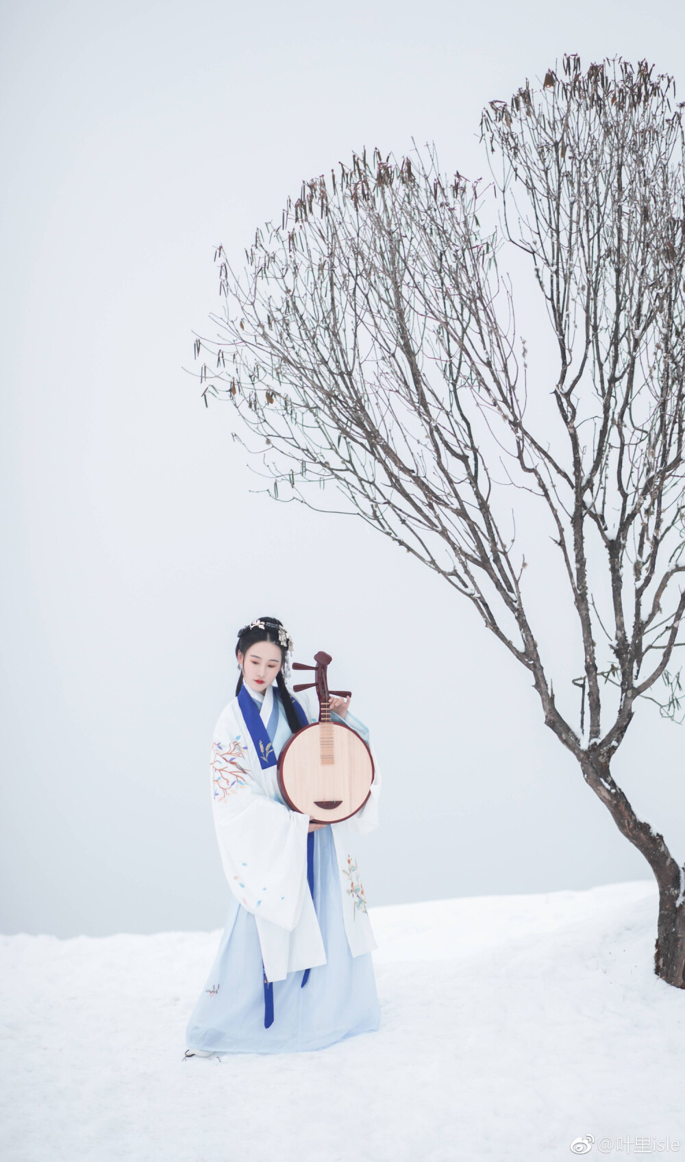 ——
我托人间寄讯 邀雪称庆
为你捎来清佳冬令
摄影 @叶里isle
出镜 @-芝月-
#成都约拍##长沙约拍##汉服写真##深圳约拍# ​​​