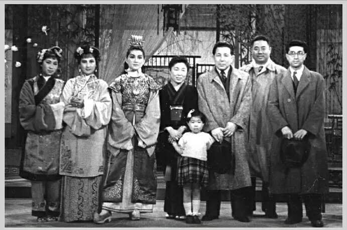 1944年《红楼梦》拍摄现场留影
左起：张帆.周璇.袁美云.川喜多夫人.川喜多和子.川喜多长政（华影实际控制人）.导演卜万苍.岩崎昶