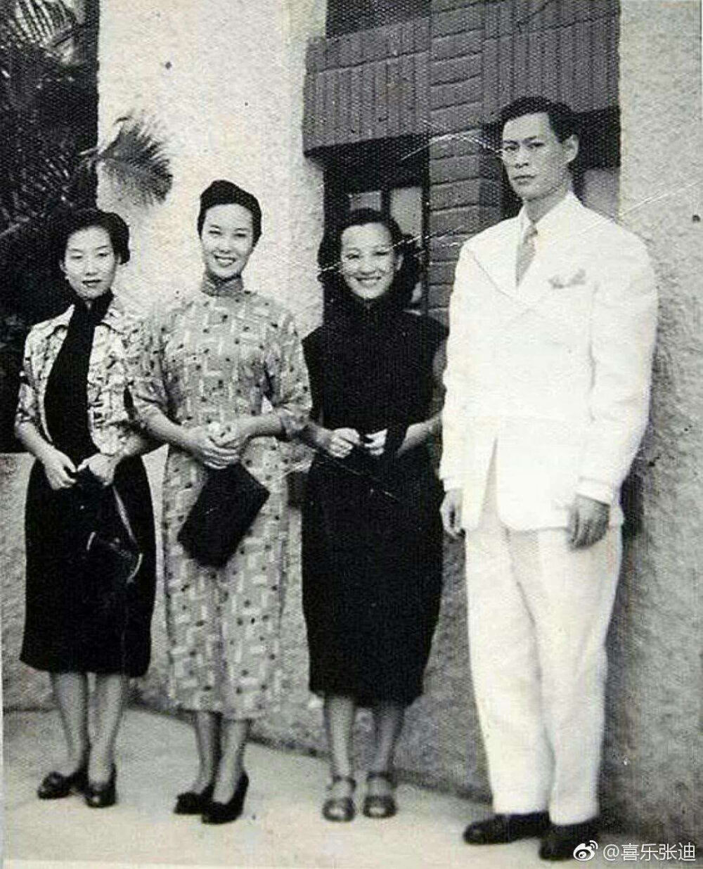 1949年香港长城影业公司开幕，孙景璐、李丽华、周璇、刘琼到场祝贺。