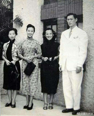 1949年香港长城影业公司开幕，孙景璐、李丽华、周璇、刘琼到场祝贺。