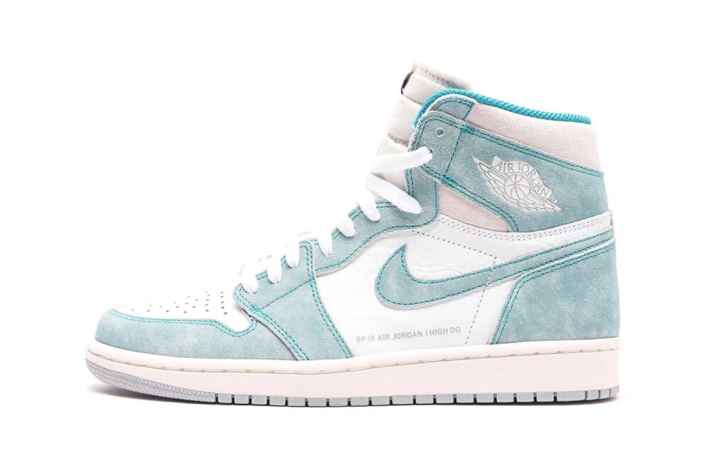 Air Jordan 1 全新瞩目配色「Turbo Green」采用了略带作旧感的浅绿色麂皮，结合白色皮革材质制作