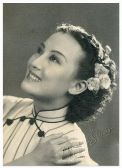 金嗓子周璇
自1939年《孟姜女》至1945年《凤凰于飞》她在“孤岛”时期演了20部电影，基本属于“丽人悲歌，哀艳凄楚”赚人泪之作，为“国华”“中联”“华影”老板赚了大把钞票。1945年住址：泰山路1820号。