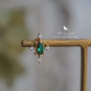 Juillet 七月。现货。十九世纪油画风 复古祖母绿色锆石耳钉