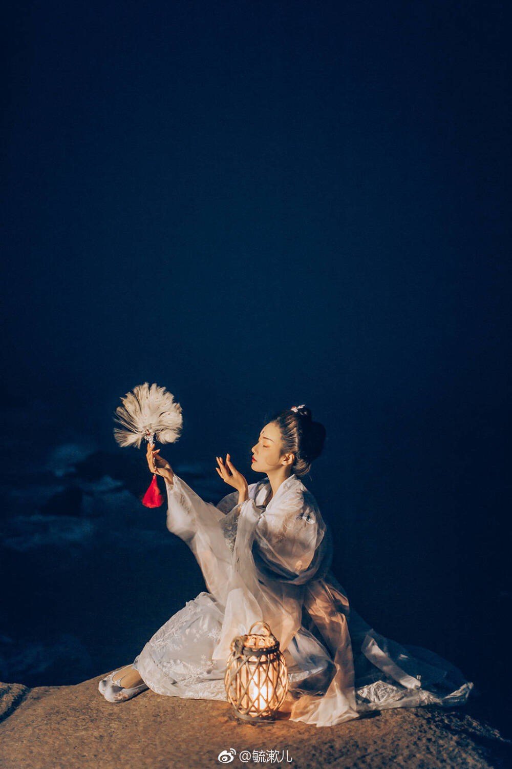 春雨纷纷，日近黄昏，海岸伊人，孑然一身，垂首低眉，俏脸盈生。
春雨润润，月隐云深，海岸伊人，孑然一身，顾盼踟蹰，愁颜嗔嗔。
春月高升，莺鸣阵阵，海岸伊人，偎于君身，言笑晏晏，恰似此春。
出镜：@白可爱的惠子
摄影：@毓漱儿
汉服：@柳汀居汉服
#上海约拍##在江浙沪约拍##杭州约拍##在上海约片# 