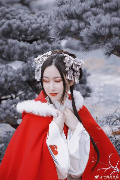 #汉服摄影##江浙沪约拍##汉服摄影#
「 芦汀有雪 」
思念勾绘一幅长卷 寒鸦儿唱醒了冬夜 芦汀渐渐有雪 浮现 山水画撑一柄长卷 小景儿装点了台面 青史延绵 绢本的眉眼 与岁月有缘
出境||@霸王菲_Fifi
摄影造型…