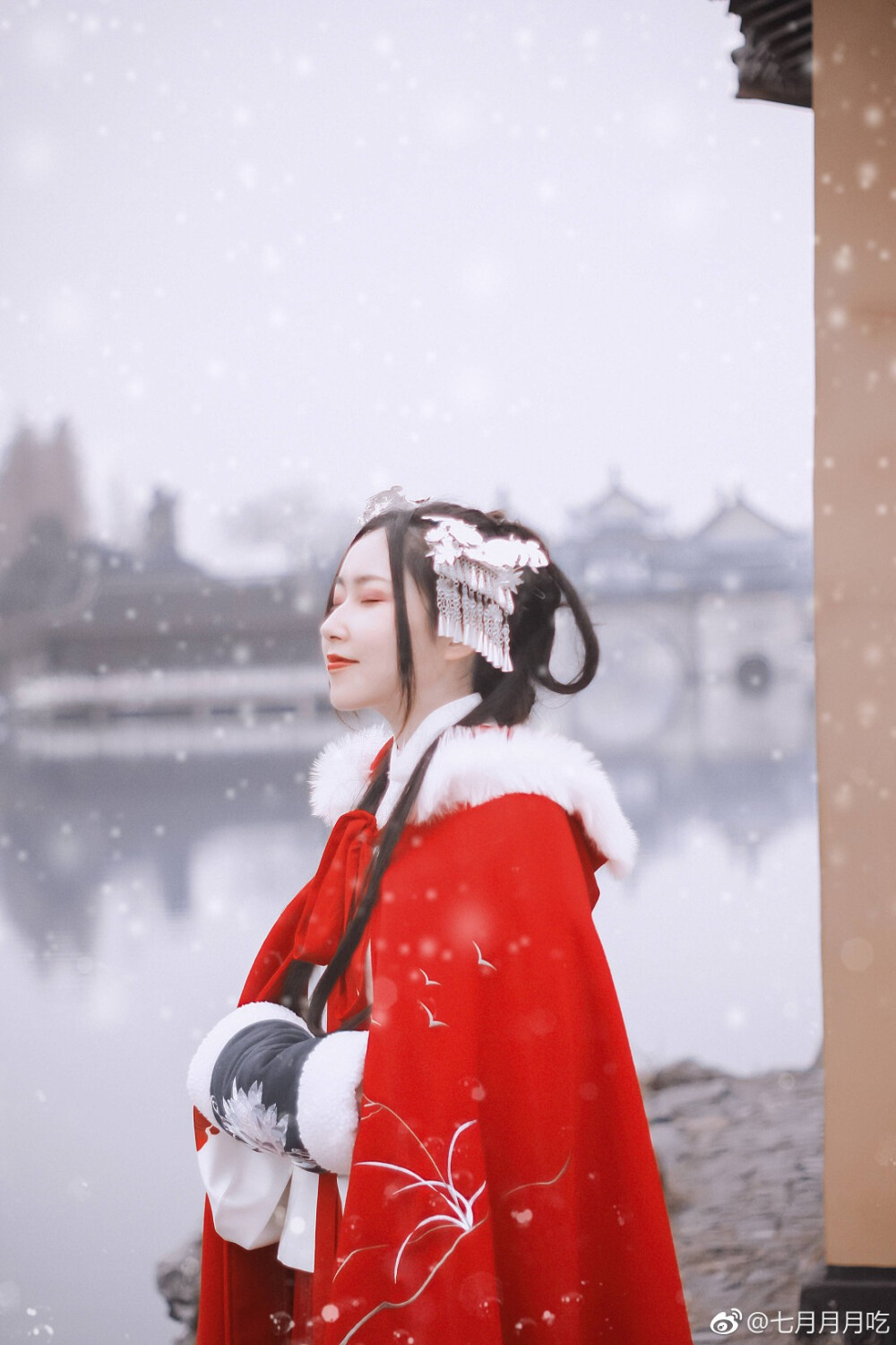 #汉服摄影##江浙沪约拍##汉服摄影#
「 芦汀有雪 」
思念勾绘一幅长卷 寒鸦儿唱醒了冬夜 芦汀渐渐有雪 浮现 山水画撑一柄长卷 小景儿装点了台面 青史延绵 绢本的眉眼 与岁月有缘
出境||@霸王菲_Fifi
摄影造型妆容||@七月月月吃
后期||茧萌
服饰||袄裙@十三余工作室
斗篷@興雅阁汉服工作室 