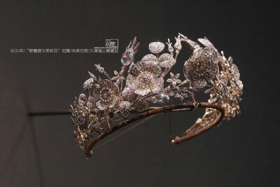 【“野蔷薇与茉莉花”冠冕】
1830年，由让-巴提斯特·弗森制作
材质：金、银、钻石
第七代贝德福公爵弗朗西斯·罗素为爱妻安娜·玛利亚向尚美订购了这款冠冕。
花枝上安装有弹簧，会随着佩戴者移动而颤动，也是一顶“…