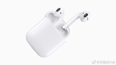 按分析师郭明錤（Ming-Chi Kuo）最近公布的一份报告，AirPods 产品线的更新离我们不远了， 2019 年第一季度 AirPods 的无线充电盒有望发布，到 2020 年会有“全新设计的 AirPods”。#