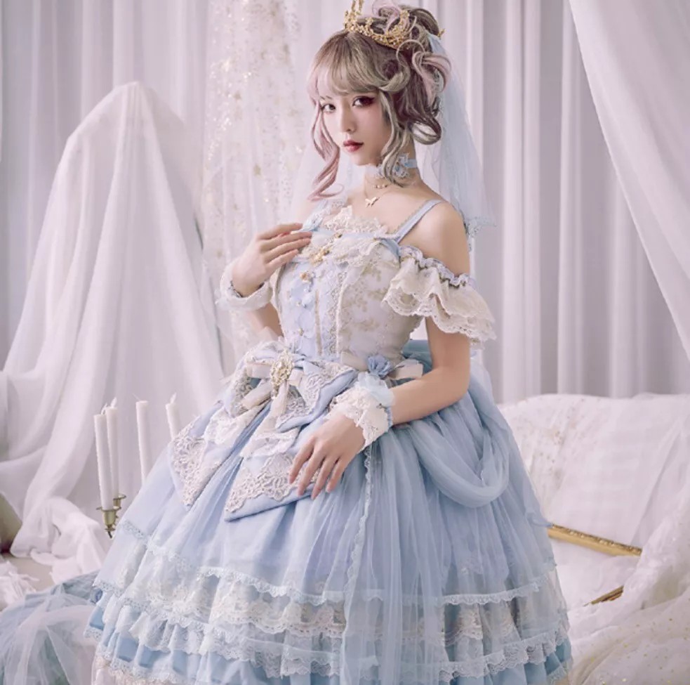 Lolita洛丽塔
先强调一点，Lolita和cosplay完全是两回事。Lolita代表着一种生活态度和穿衣风格，cosplay是角色模仿，虽然有些时候服装上有些相似，但本质是完全不同的！
Lolita主要也分3种风格：
① SweetLoveLolita
以粉红、粉蓝、白色这些淡色为主，同时装饰大量的蕾丝，整体非常可爱。
好的lo裙，是非常昂贵的，在这个圈子里玩的，也大都是人民币玩家。
