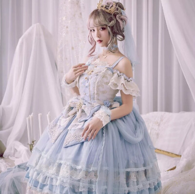 Lolita洛丽塔
先强调一点，Lolita和cosplay完全是两回事。Lolita代表着一种生活态度和穿衣风格，cosplay是角色模仿，虽然有些时候服装上有些相似，但本质是完全不同的！
Lolita主要也分3种风格：
① SweetLoveLolita…