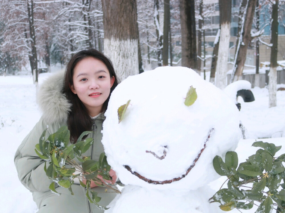 分享雪景里最适合发朋友圈的照片
南方人第一次见雪，心情非常激动！
朋友圈里大多是长辈亲戚朋友领导，里面好多妈妈审美直男审美等等。获赞最多的一般是淑女文静乖巧的形象。
在雪天里拍照，不需要化底妆了，雪的反光使得脸看起来特别白净。挑一件浅色的衣服，有毛领的最好，。堆一个可爱的雪人，乖巧的与它合照，注意一定要甜甜的微笑。
这样的照片不像单纯自拍发朋友圈那样尴尬，也不会像那种比较文艺的照片让有些人看不懂。
这些应景、自然的照片更适合经营自己的形象。