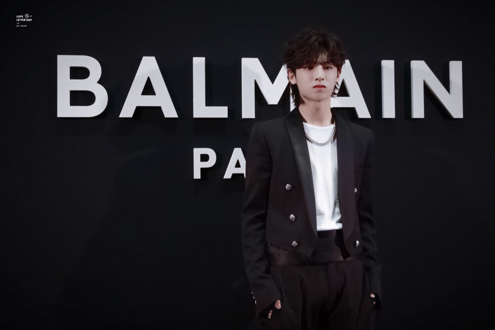 #Justin黄明昊巴黎男装周#
190118 balmain看秀
