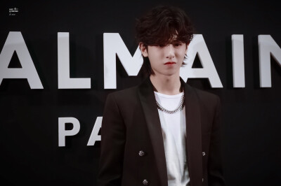 #Justin黄明昊巴黎男装周#
190118 balmain看秀
