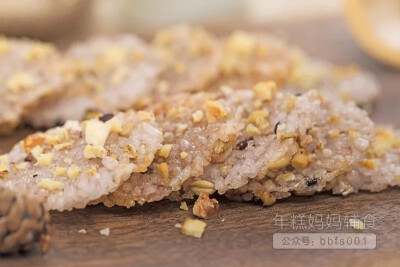 
杂粮米饼
月龄：12月+
食材：杂粮米饭一碗、蜂蜜、坚果末/紫菜碎
步骤：1-案板上抹上一层油。铺上保鲜膜防止滑动，再铺上杂粮米饭
2-再盖上保鲜膜，用擀面杖压实压扁，用圆口杯压出圆形造型
3-铺在铺有硅油纸的烤盘…