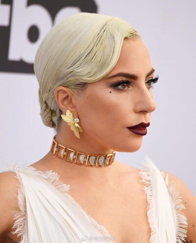 LadyGaga 亮相2019 SAG Awards红毯Ⅰ一袭刚刚出炉的Dior 2019高级定制系列白裙优雅万分，心情是真的不错！♥️