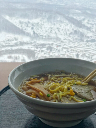 至高点次碗拉面 霓虹景点的食物味道都还不错
关于这点大中国的景点能不能学一学 贵就算了至少把质量提上去 