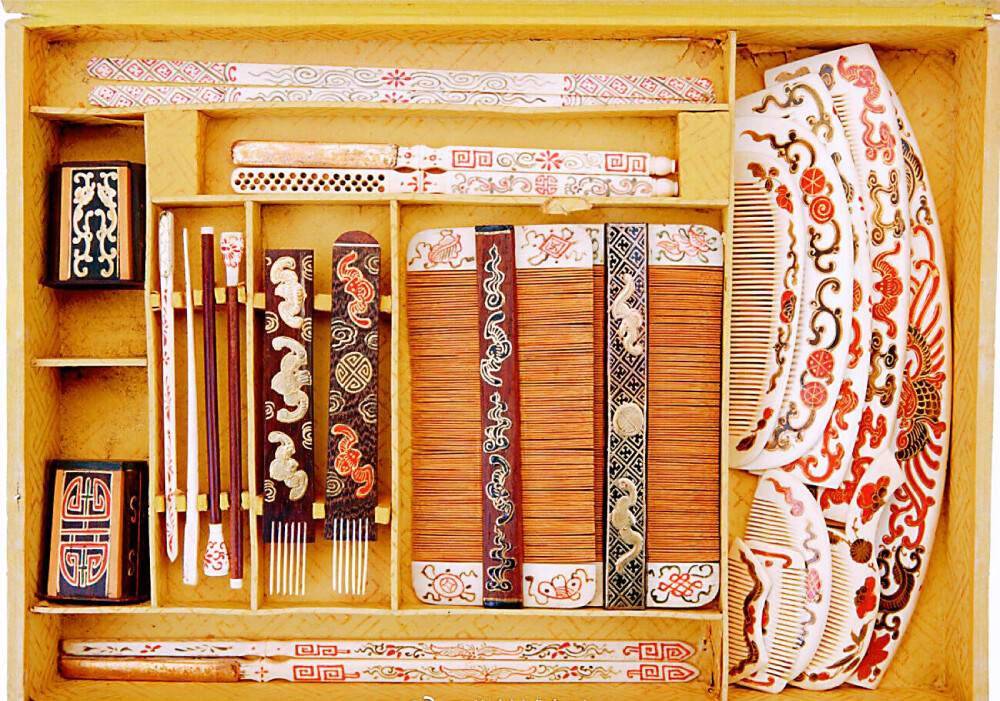 清 描金带彩象牙什锦梳具 故宫博物院藏