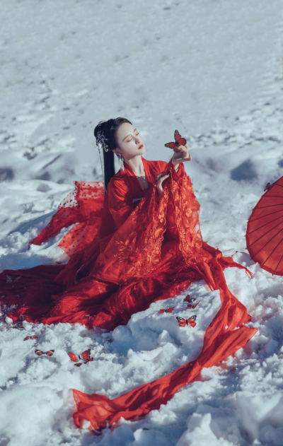 朱颜染尘
《倾城》
一顾倾人城，
再顾倾人国。
仙女：@-芝月-
狮虎：@小艾野
摄影/后期：阿秋Aqiu__