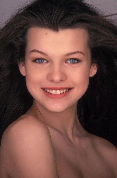 米拉·乔沃维奇(Milla Jovovich)，1975.12.17出生于乌克兰,基辅。1985年，11岁的她步入模特圈。摄影师Richard Avedon为她拍摄的照片，上《Mademoiselle》杂志封面，是美国时尚杂志最年轻的封面女郎。1986年，被评选为…