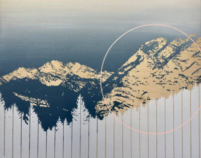 [cp]苏格兰艺术家Emily Moore在作品中描绘了旅行所见的山区荒凉的景观，传递出一种浮世绘般的静谧感。 ​​​[/cp]