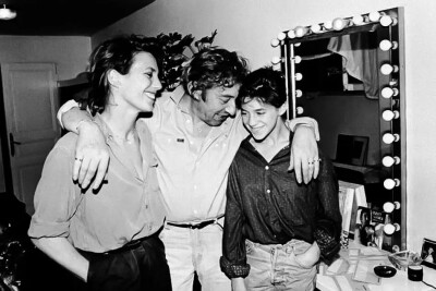 夏洛特·甘斯布(Charlotte Gainsbourg)，法国著名女演员。1971-07-21出生于伦敦的音乐家庭，母亲是英国女演员简·伯金，父亲是法国著名歌手和演员赛吉·甘斯布。被誉为“法国最有气质的女人”。