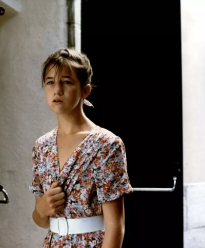 夏洛特·甘斯布(Charlotte Gainsbourg)，法国著名女演员。1971-07-21出生于伦敦的音乐家庭，母亲是英国女演员简·伯金，父亲是法国著名歌手和演员赛吉·甘斯布。被誉为“法国最有气质的女人”。