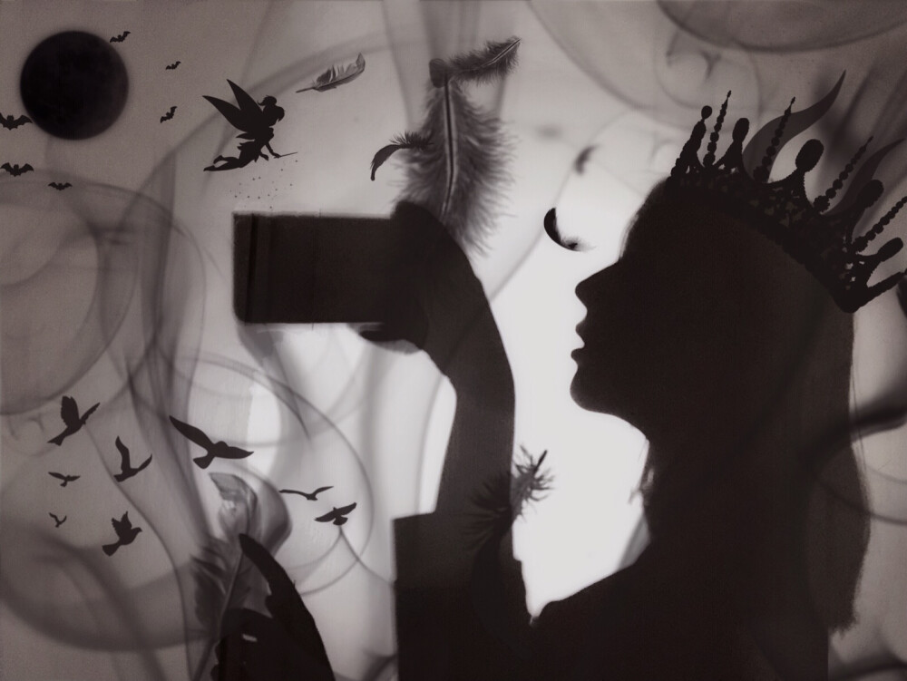 #恶魔缠身
你告诉我破镜怎么重圆
逃不过墓碑下那孤独的长眠
————————————————
终于会拍这个啦
拍法超简单就是找一个手电筒对着一面白墙然后拍自己的影子就可以啦