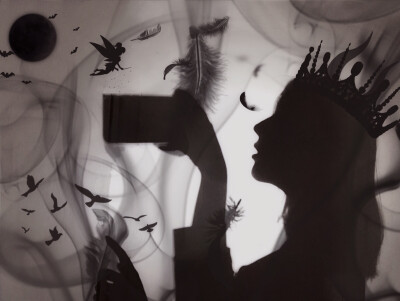 #恶魔缠身
你告诉我破镜怎么重圆
逃不过墓碑下那孤独的长眠
————————————————
终于会拍这个啦
拍法超简单就是找一个手电筒对着一面白墙然后拍自己的影子就可以啦