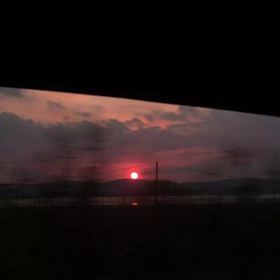 #恶魔缠身
你告诉我破镜怎么重圆
逃不过墓碑下那孤独的长眠
————————————————
终于会拍这个啦
拍法超简单就是找一个手电筒对着一面白墙然后拍自己的影子就可以啦