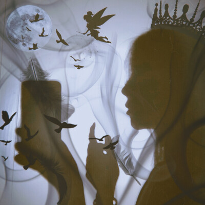 #恶魔缠身
你告诉我破镜怎么重圆
逃不过墓碑下那孤独的长眠
————————————————
终于会拍这个啦
拍法超简单就是找一个手电筒对着一面白墙然后拍自己的影子就可以啦