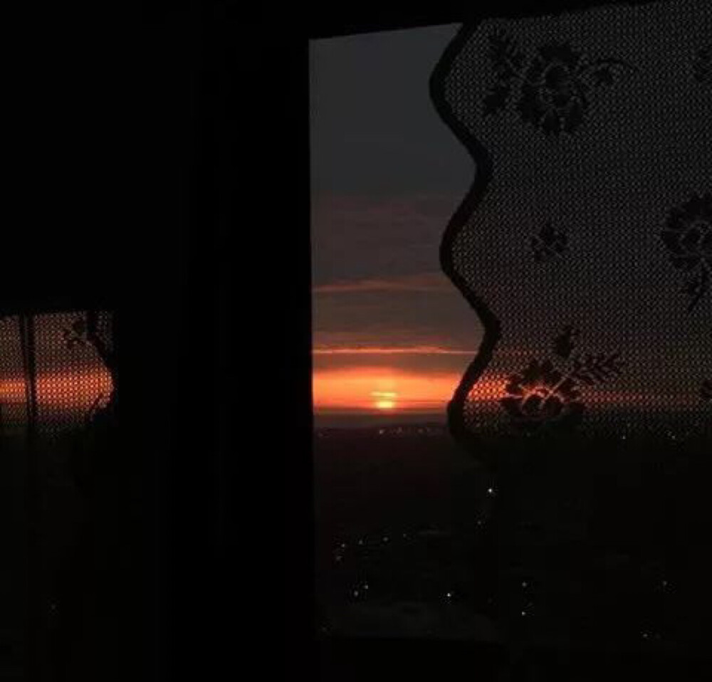 #恶魔缠身
你告诉我破镜怎么重圆
逃不过墓碑下那孤独的长眠
————————————————
终于会拍这个啦
拍法超简单就是找一个手电筒对着一面白墙然后拍自己的影子就可以啦