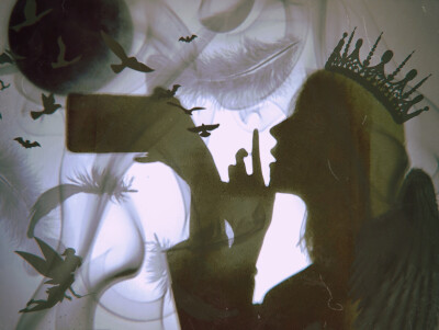 #恶魔缠身
你告诉我破镜怎么重圆
逃不过墓碑下那孤独的长眠
————————————————
终于会拍这个啦
拍法超简单就是找一个手电筒对着一面白墙然后拍自己的影子就可以啦