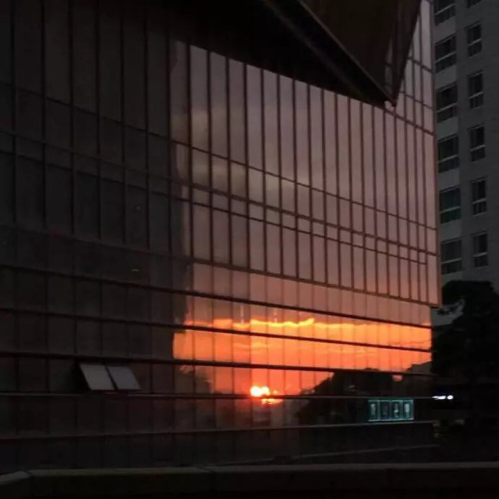 #恶魔缠身
你告诉我破镜怎么重圆
逃不过墓碑下那孤独的长眠
————————————————
终于会拍这个啦
拍法超简单就是找一个手电筒对着一面白墙然后拍自己的影子就可以啦