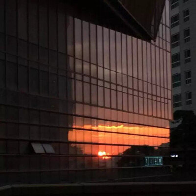 #恶魔缠身
你告诉我破镜怎么重圆
逃不过墓碑下那孤独的长眠
————————————————
终于会拍这个啦
拍法超简单就是找一个手电筒对着一面白墙然后拍自己的影子就可以啦