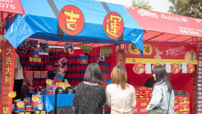 打卡各种网红美食，大冬天逛花街居然逛到中暑！