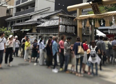 岛国京都的御金神社，供奉金山彦神，没有什么特别之处，法力单一，就是保佑大家发财！来这的香客也都是一心只求暴富，门口还愿的绘马朴实地写着“喜中彩票前来道谢”、“股票暴涨来还愿”，全是简简单单的幸福...我…