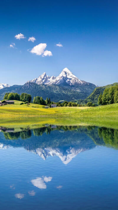 阿尔卑斯山是欧洲最高大、最雄伟的山脉，山上风景幽美，许多高峰终年白雪皑皑。