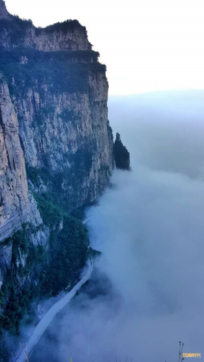 晋城王莽岭现“云海“景观美如仙境如临大海之滨，当人们在高山之颠俯视云层时，看到的是漫无边际的云，如临于大海之滨，景色壮观。王莽岭景区最高海拔1700余米，风光秀丽，景色宜人。这里的云海、日出、奇峰、松涛、…